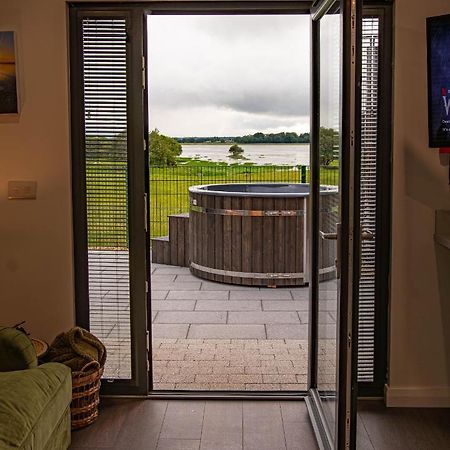 ホテル Lough Beg Glamping Newferry エクステリア 写真